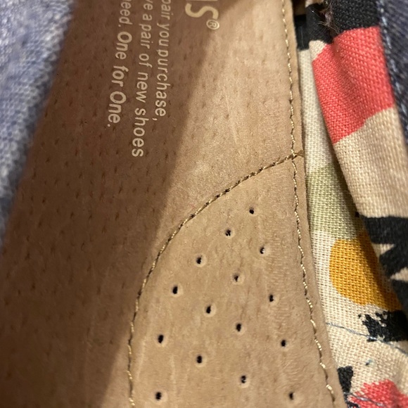 TOMS - Picture 5 of 7